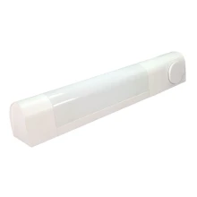 Applique BELNA avec tube LED 7W 500lm blanc 4000K – Poussoir on/off prise 2P+T – IP21 Blanc (salle de bain hors volume)