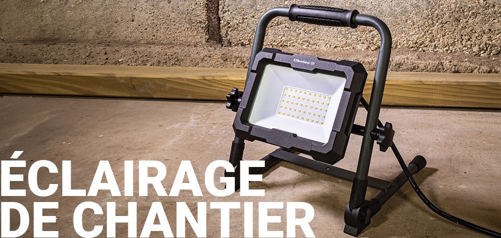 projecteur-led-chantier-portable-eclairage-travaux Projecteur LED de chantier portable sur pied, conçu pour offrir un éclairage puissant et orientable sur les zones de travaux.