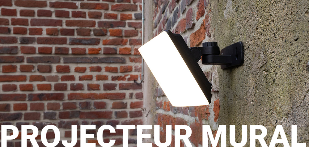 projecteur-mural-led-noir-eclairage-exterieur Projecteur mural LED noir orientable installé sur un mur extérieur en briques pour assurer un éclairage puissant et moderne.