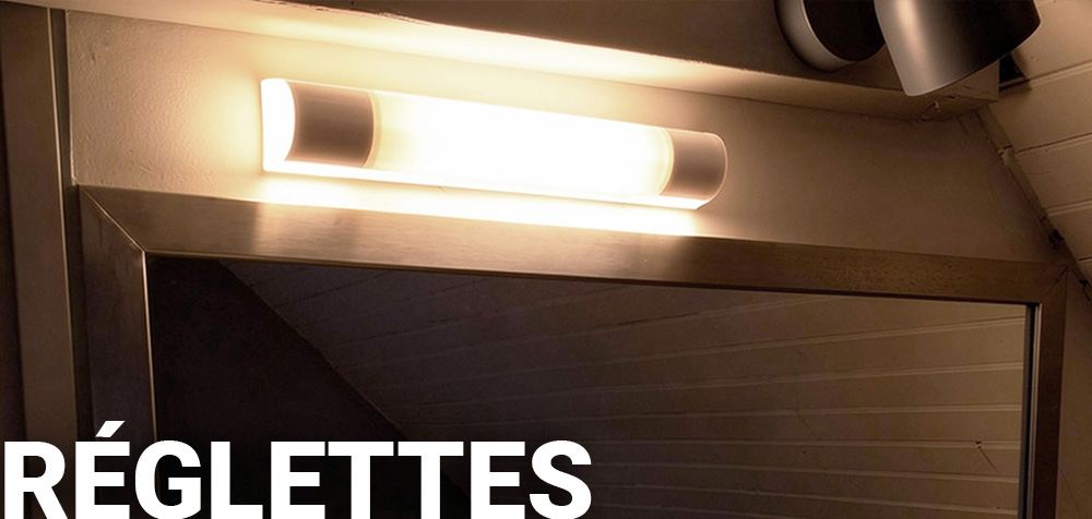Réglette LED allumée fixée au-dessus d’un miroir de salle de bain
